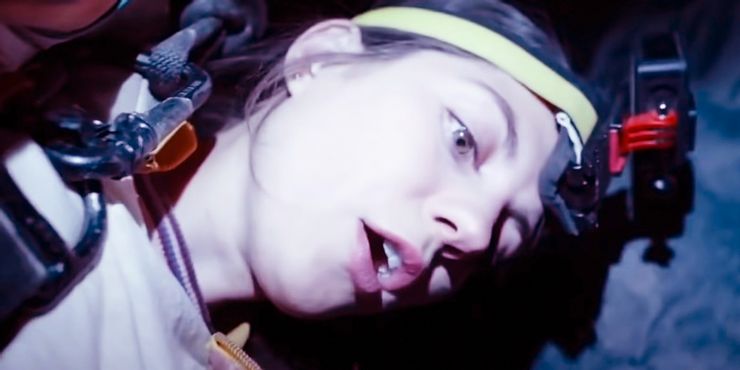 Эмили Бейдер в роли Марго, спускающейся в дыру в фильме Паранормальное явление 7