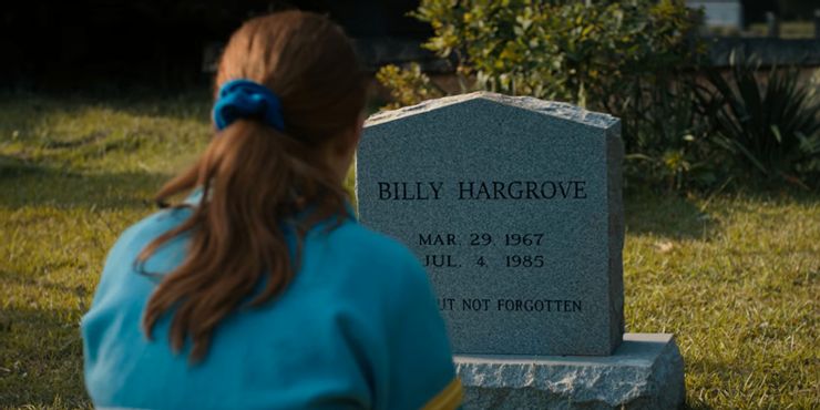 сади синк у ролі максу мейфілда сидить на могилі біллі в трейлері четвертого сезону "дивних справ