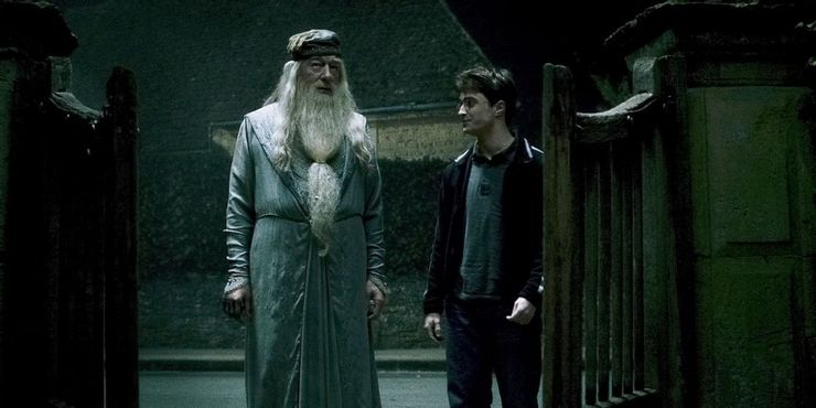 Дамблдор и Гарри возле дома в "Принце-полукровке".