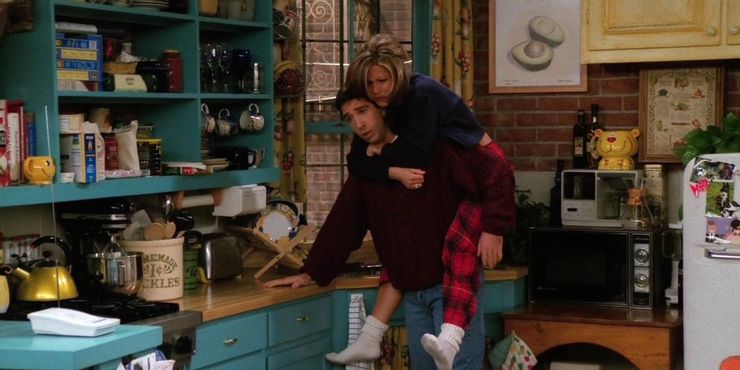 Рейчел стрибає на спину Росса у своїй квартирі у фільмі "Друзі"
