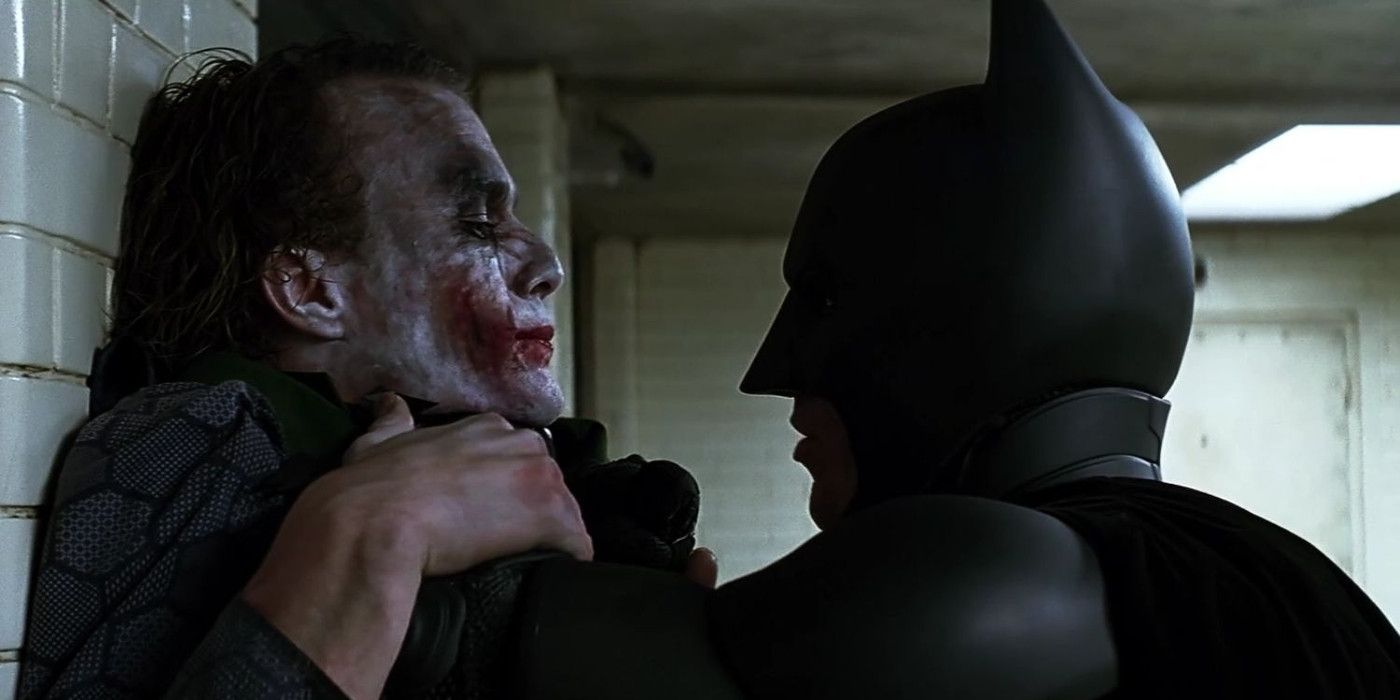 Джокер (Хит Леджер) сталкивается с Бэтменом (Кристиан Бэйл) в фильме "Темный рыцарь"