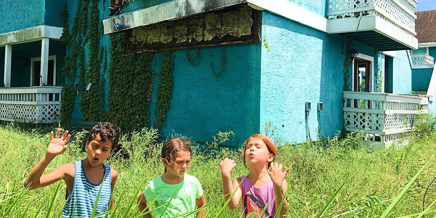 Скути, Муни и Джейси возле заброшенного кондоминиума в фильме "Проект "Флорида