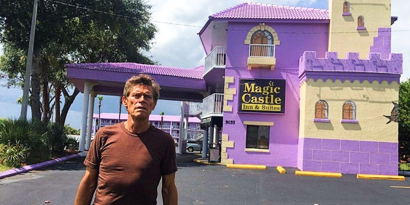 Боббі перед мотелем "Чарівний замок" у фільмі "Проект "Флорида"".