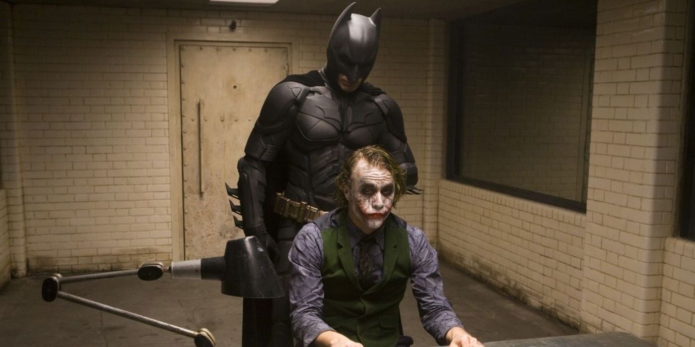 Кристиан Бэйл в роли Бэтмена и Хит Леджер в роли Джокера в фильме "Темный рыцарь".
