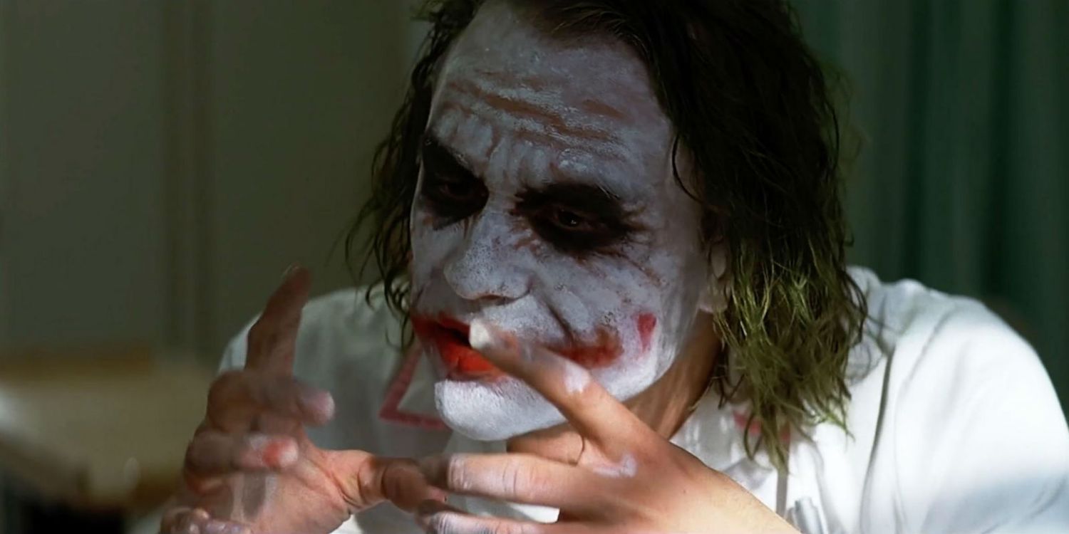 Хіт Леджер у ролі Джокера у костюмі медсестри у фільмі "Темний лицар"