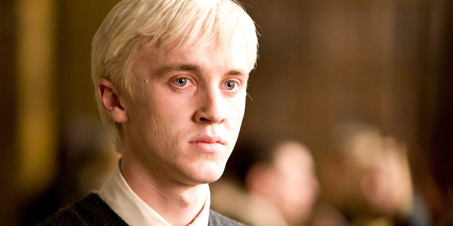 Драко Мелфой із сердитим виглядом у фільмі "Гаррі Поттер і напівкровний Принц".