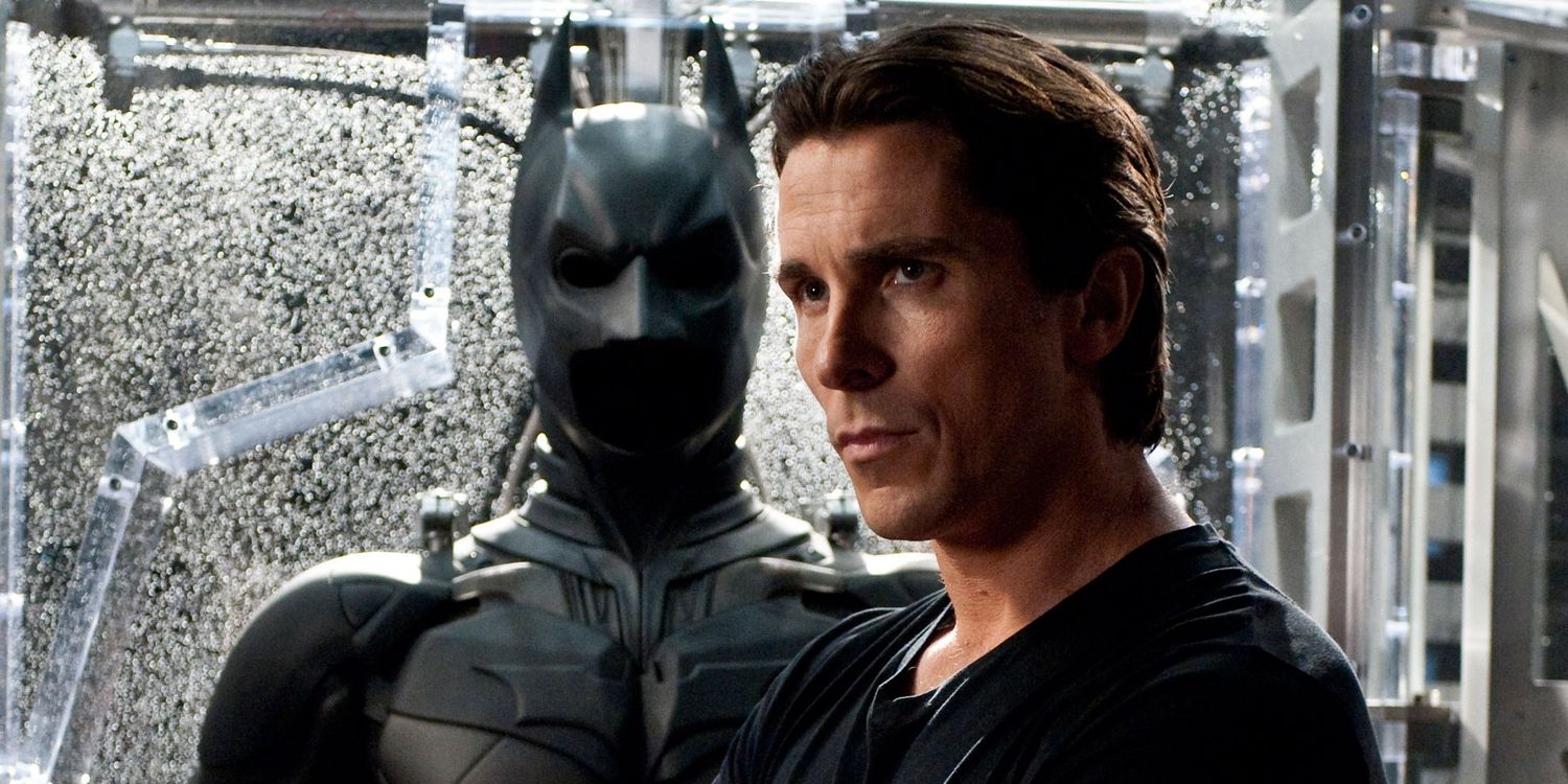 Брюс Уейн у костюмі Бетмена за спиною у фільмі "Темний лицар: Відродження легенди".