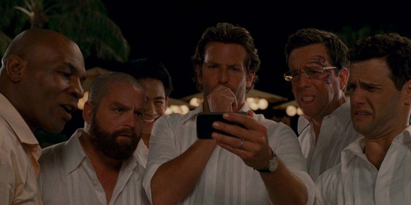 Банда дивиться на фотографії минулої ночі у фільмі "Похмілля 2: З Вегаса до Бангкока"