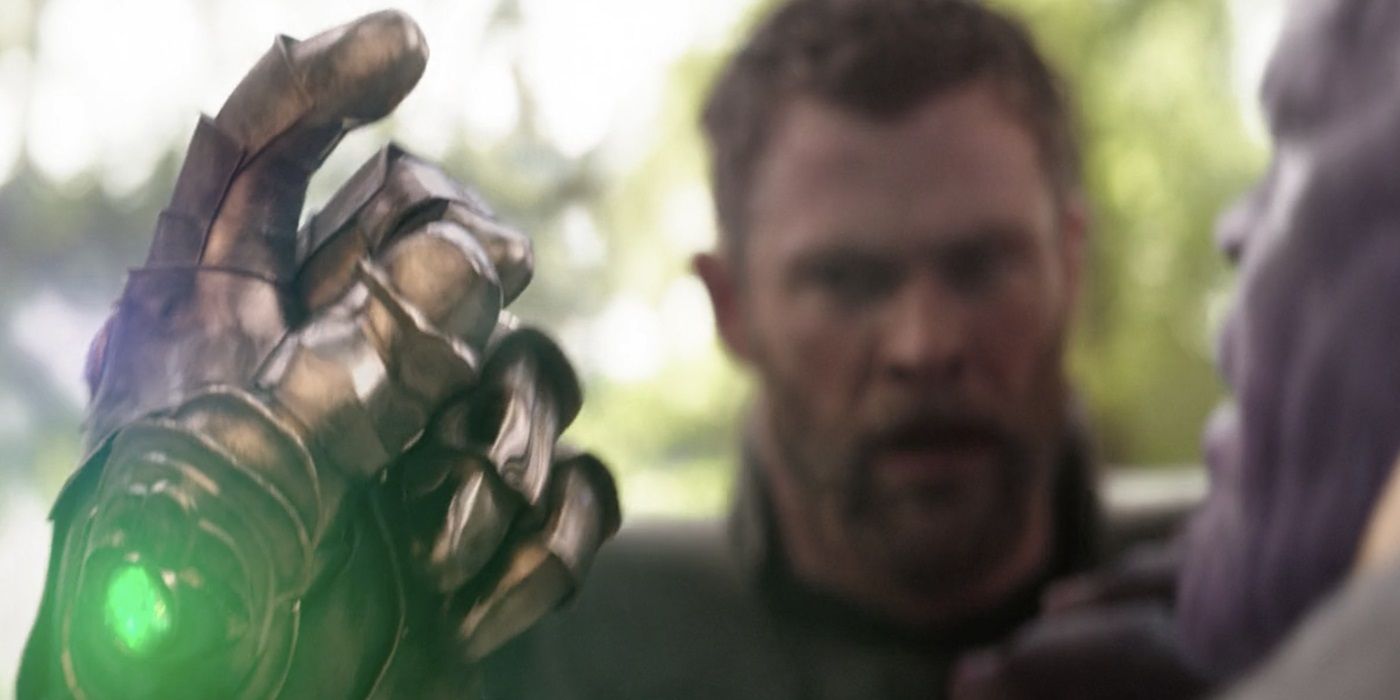 Танос клацає пальцями у фільмі "Війна нескінченності"