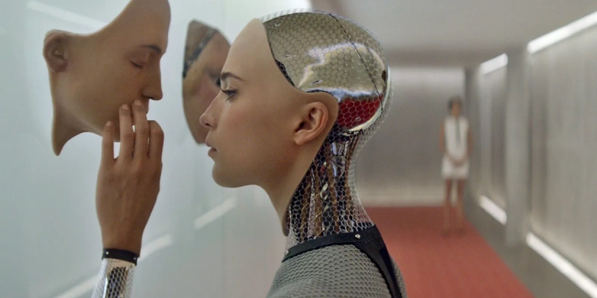 Эва смотрит на лицо прототипа искусственного интеллекта в фильме "Из машины".