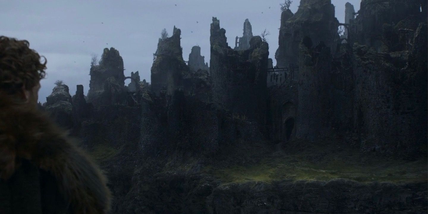Персонаж дивиться на руїни Харренхолла у "Грі престолів".