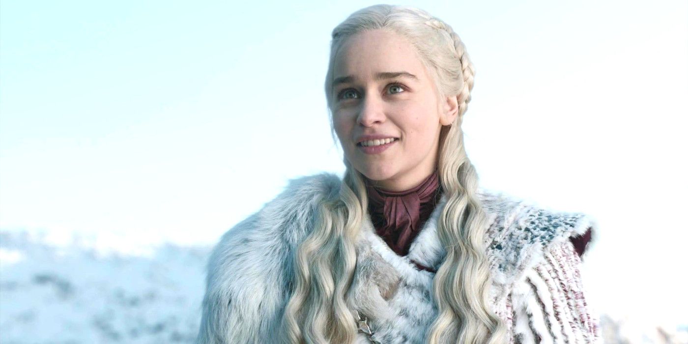Емілія Кларк у ролі Деєнеріс у "Грі престолів" посміхається на снігу