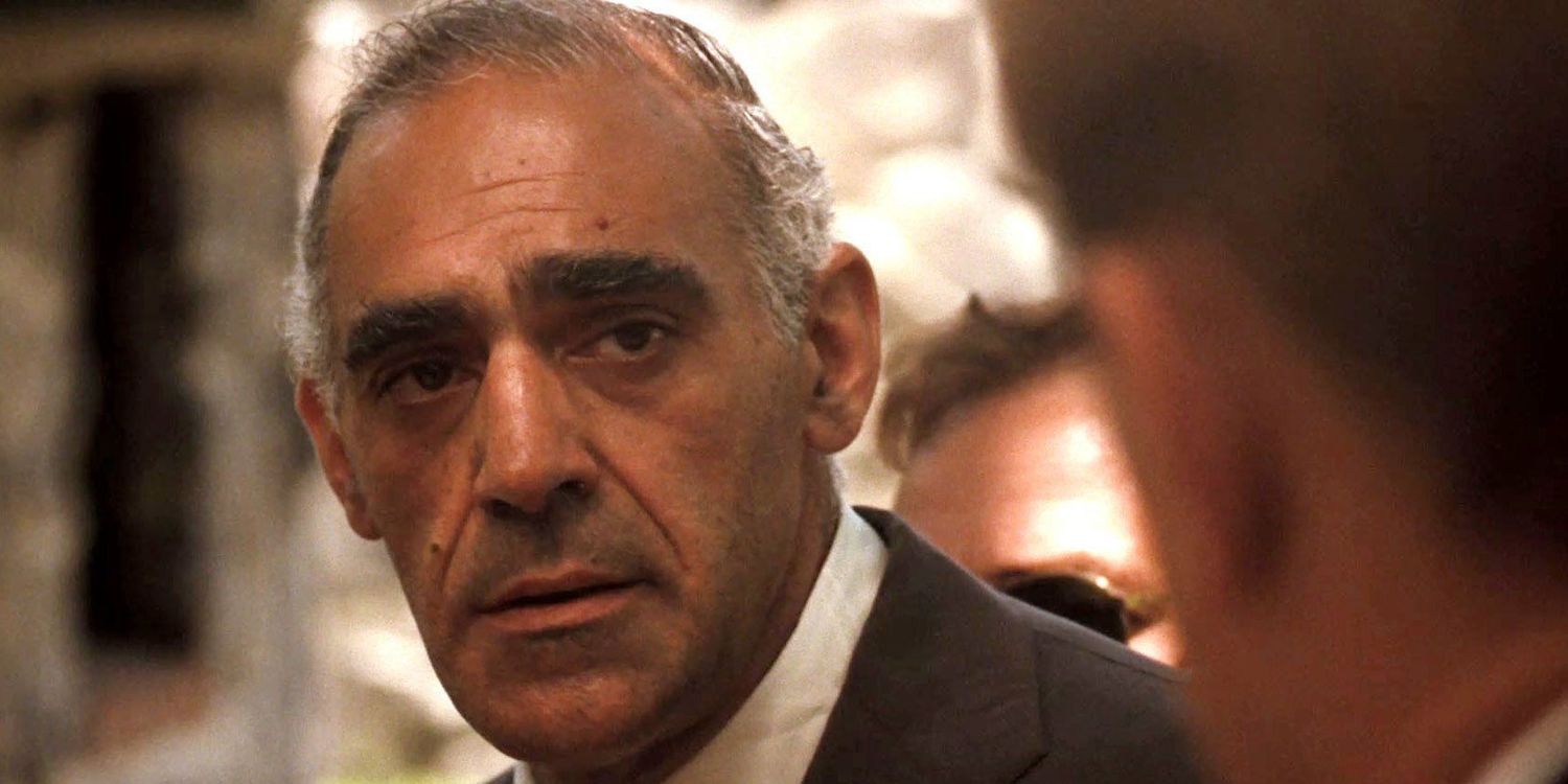 Капо преступной семьи Корлеоне Тессио присутствует на похоронах Вито в фильме "Крестный отец".