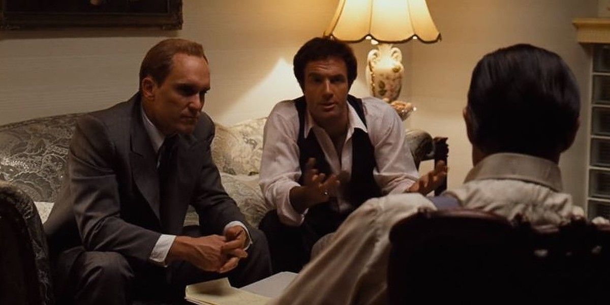 Сонні Корлеоне та Том розмовляють із Віто Корлеоне у фільмі "Хрещений батько".