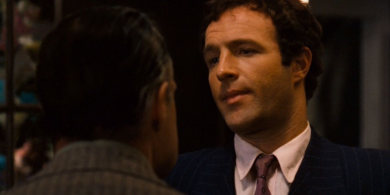 Сонні Корлеоне розмовляє з Віто Корлеоне у фільмі "Хрещений батько".