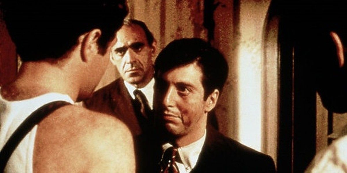 Сонні Корлеоне розмовляє з Майклом Корлеоне у фільмі "Хрещений батько".