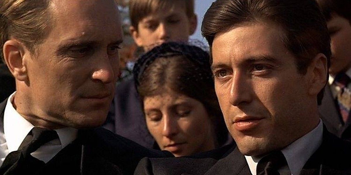 Майкл і Том розмовляють на похороні Віто у фільмі "Хрещений батько".