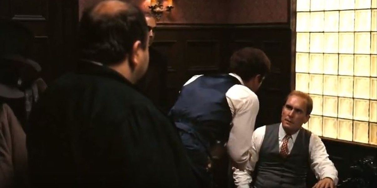 Сонні Корлеоне розмовляє з Томом у фільмі "Хрещений батько".