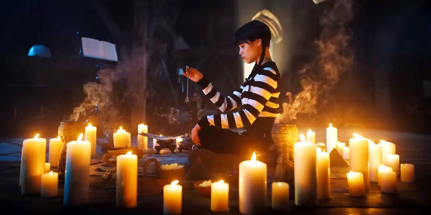 Дженни Ортега в роли Уэнсдей Аддамс сидит в кругу зажженных свечей