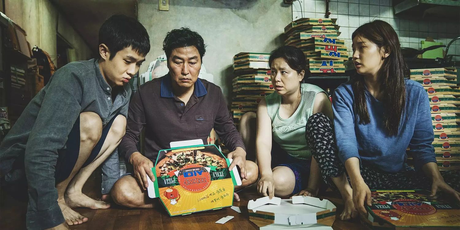 Семья Ким складывает коробки из-под пиццы в фильме "Паразиты"