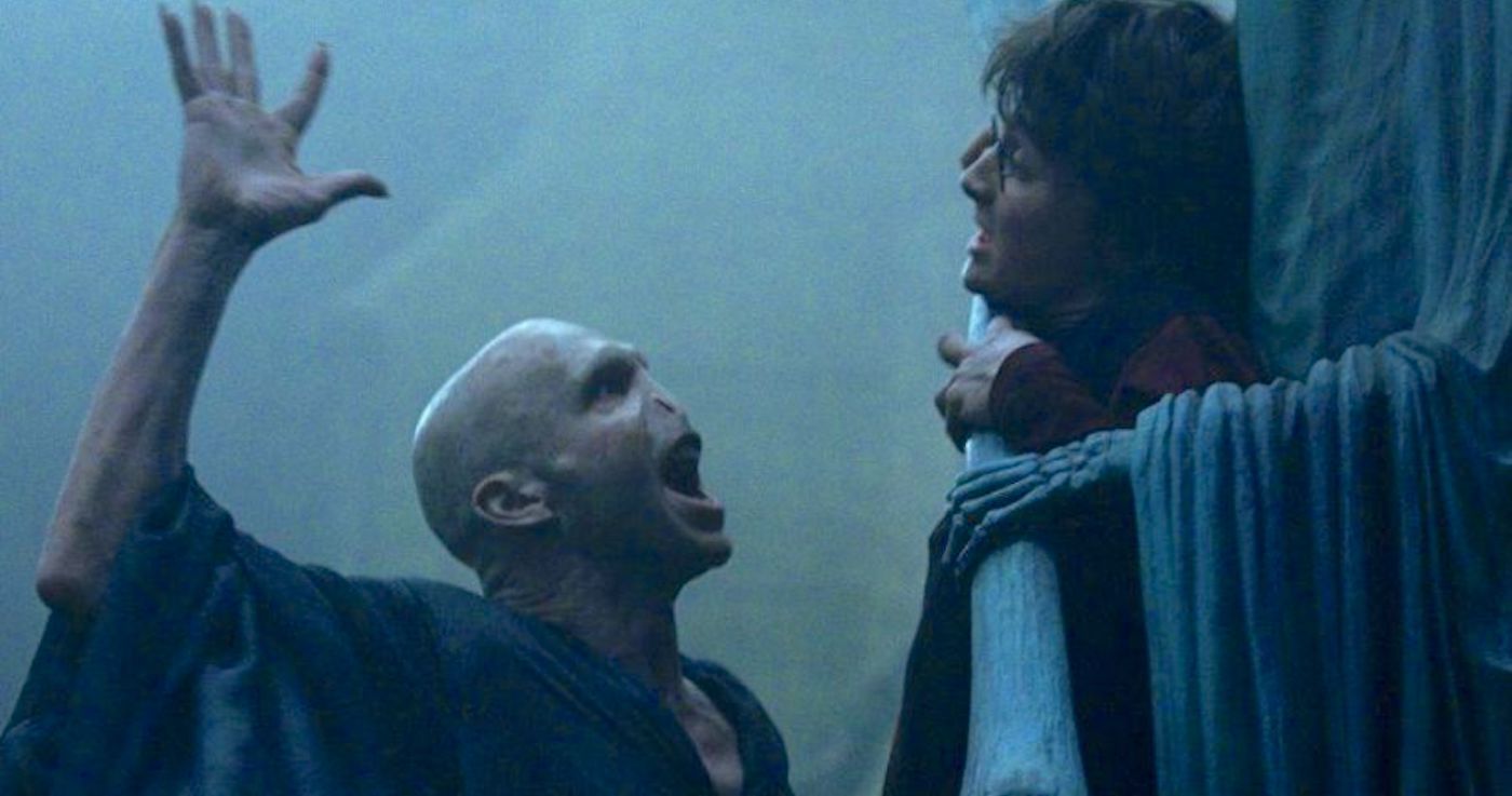 Ральф Файнс та Деніел Редкліфф у ролі Волдеморта та Гаррі Поттера у фільмі "Гаррі Поттер і кубок вогню".