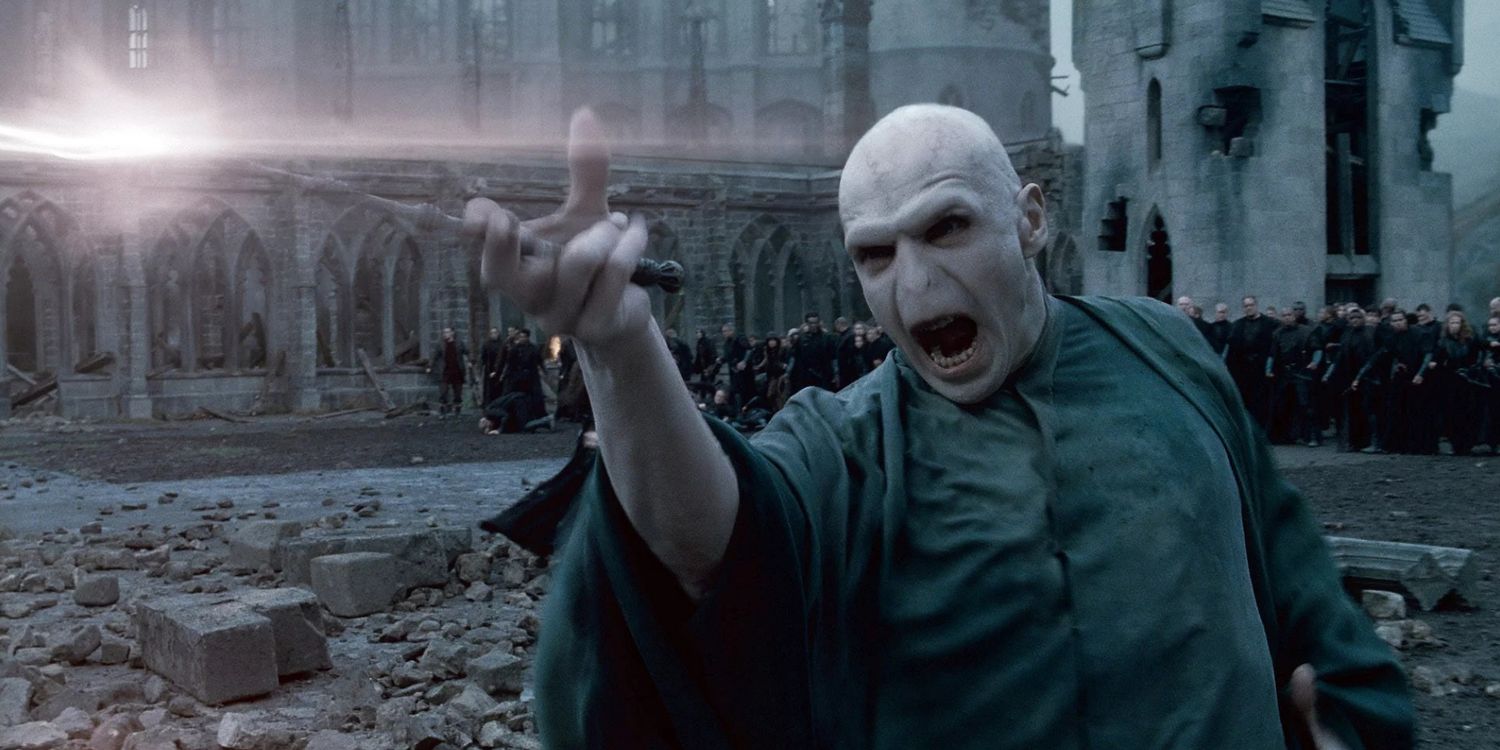 Волдеморт использует Бузинную палочку в битве за Хогвартс в фильме "Гарри Поттер и Дары Смерти: Часть 2"