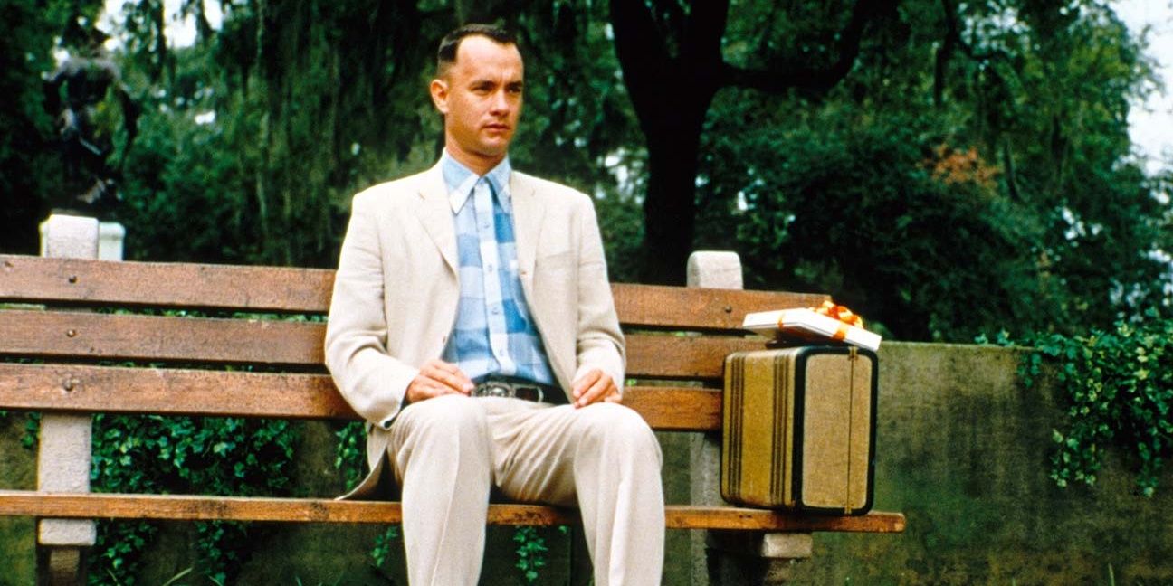 Персонаж Тома Хенкса сидить на лавці у фільмі "Форрест Гамп"