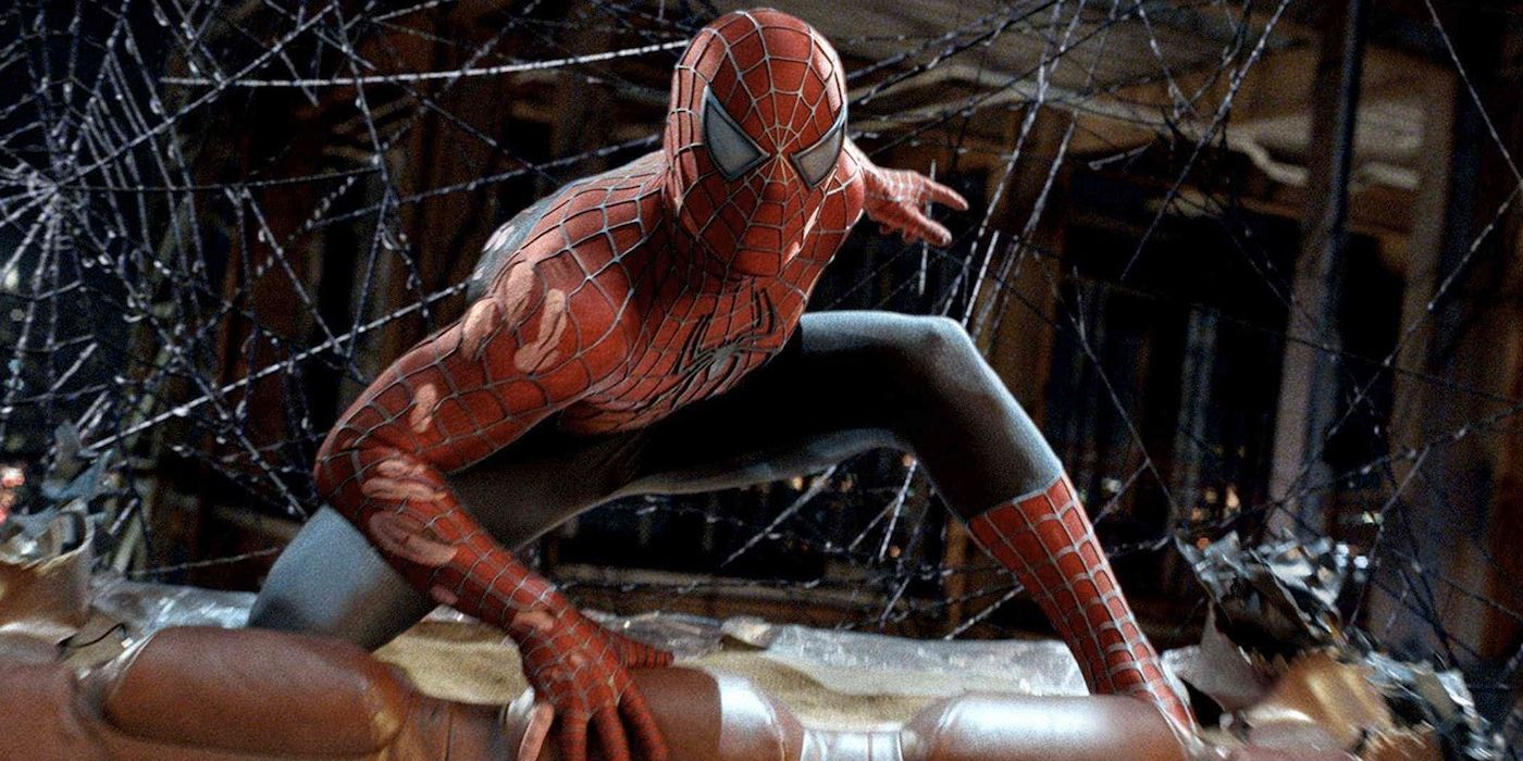 Человек-паук стоит на вершине такси, окруженного паутиной, в фильме "Человек-паук 3"