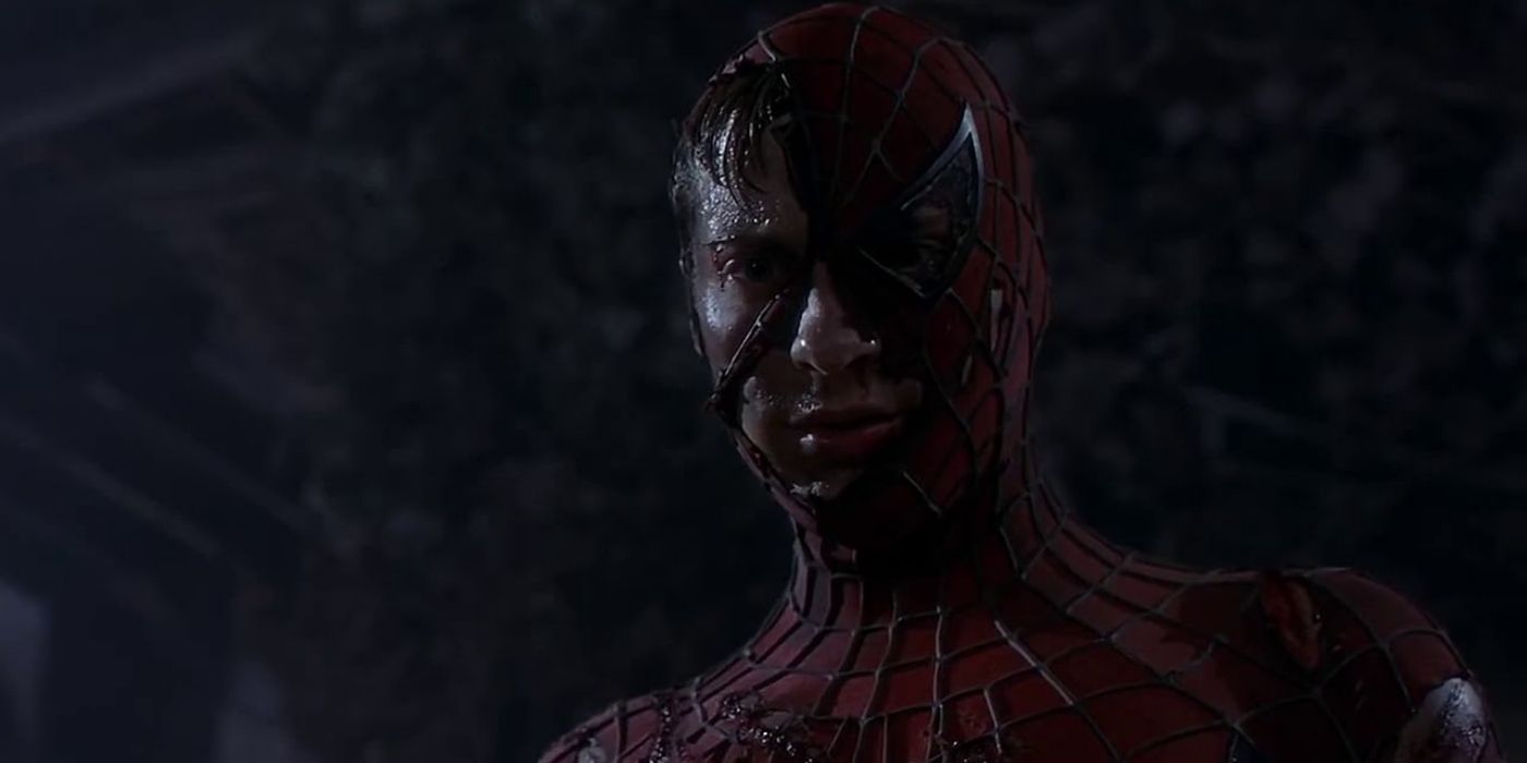 Людина-павук у порваному костюмі і дивиться на когось зверху вниз у фільмі "Людина-павук" 2002 року