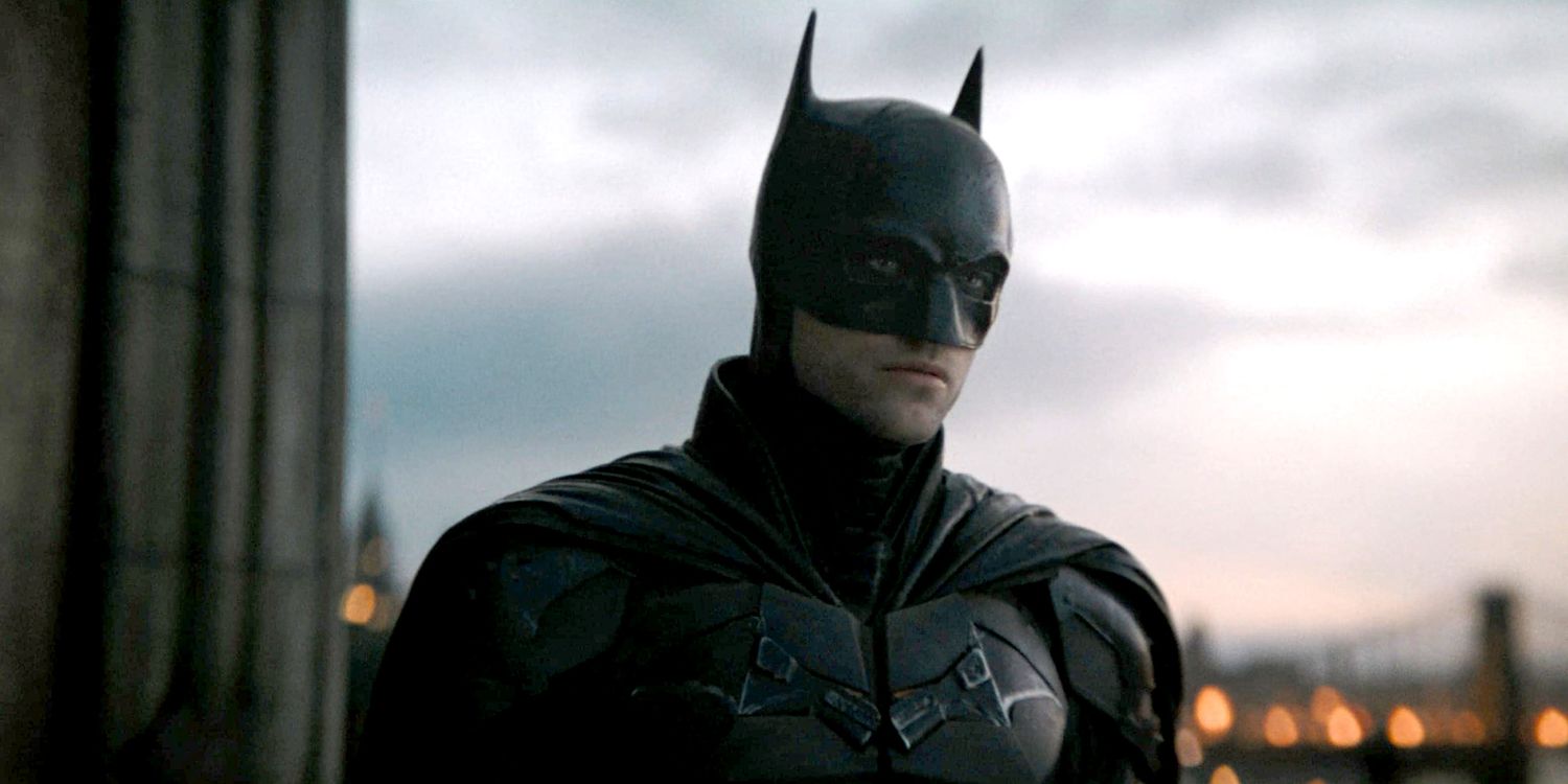 Роберт Паттинсон в роли Бэтмена на крыше дома