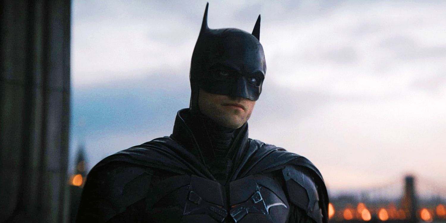 Роберт Паттінсон у ролі Бетмена у костюмі перед мостом у фільмі "Бетмен"