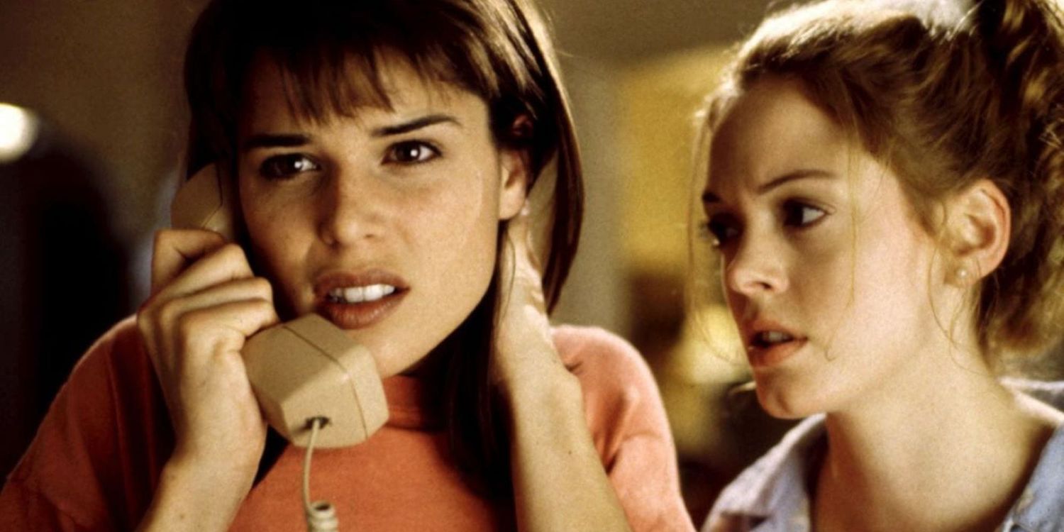 Нив Кэмпбелл разговаривает по телефону, рядом с ней стоит Роуз Макгоуэн в фильме "Крик".