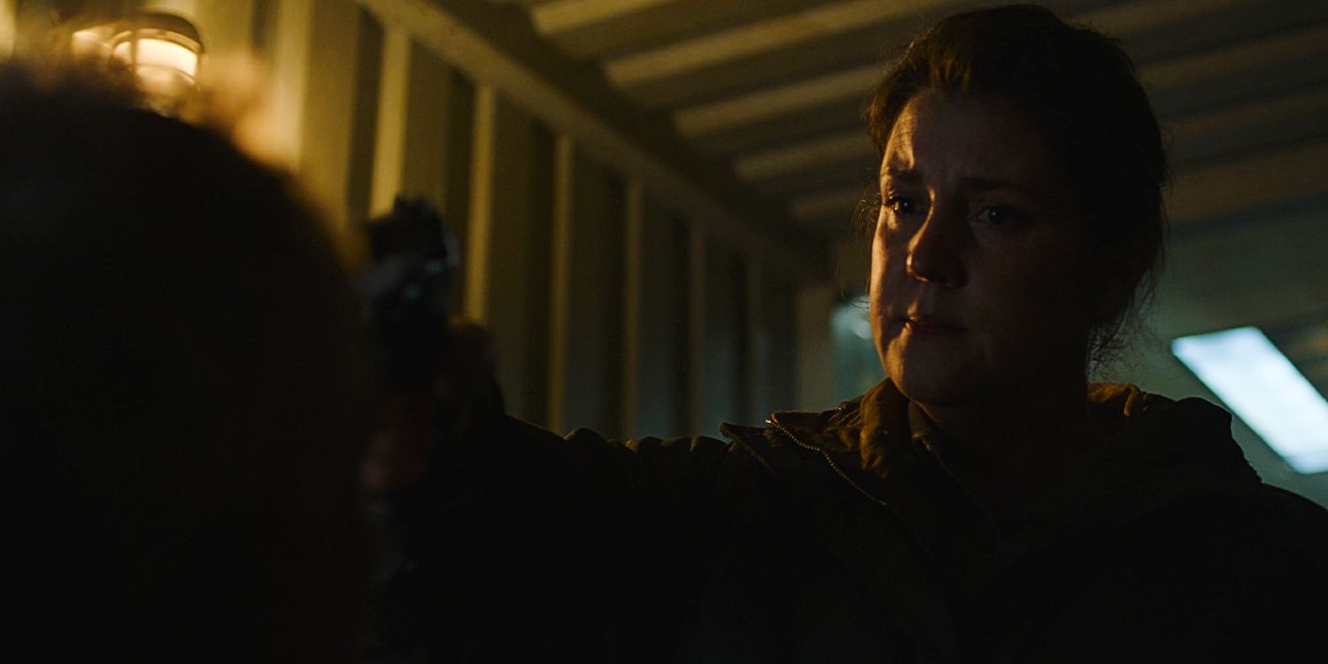 The Last of Us сезон 1 эпизод 4 Кэтлин в исполнении Мелани Лински направляет пистолет