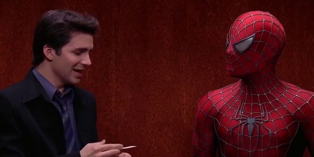 Человек-паук разговаривает с пассажиром лифта