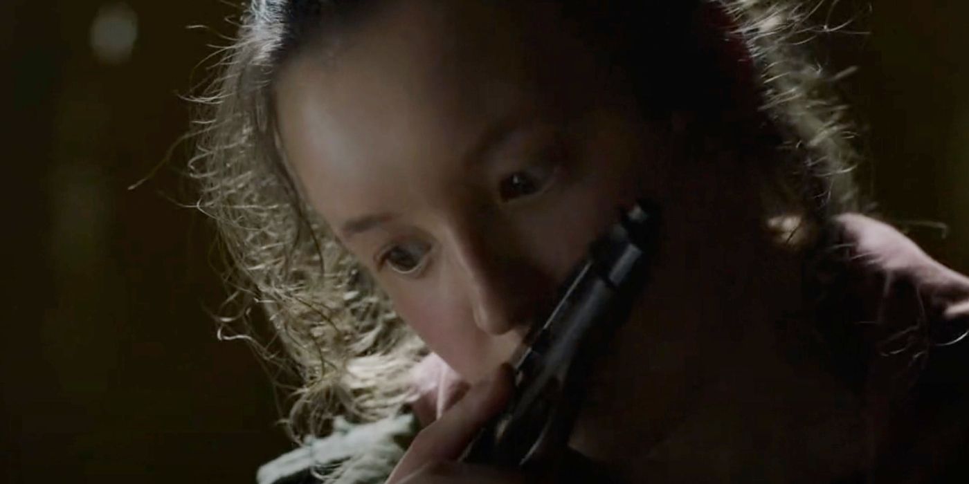 Белла Рммзі в ролі Еллі з пістолетом у носа в Last of Us Episode 4
