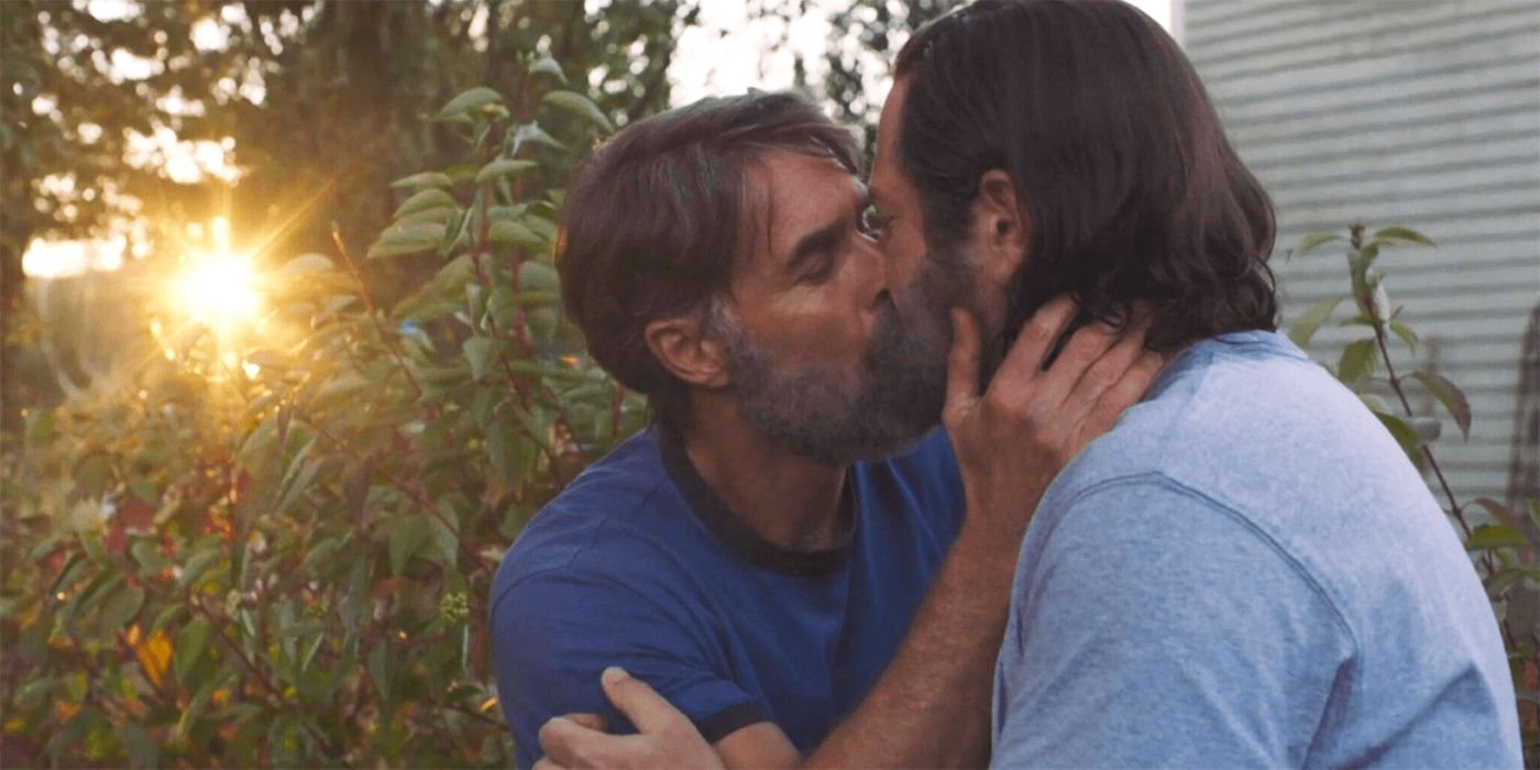 Нік Офферман у ролі Білла та Мюррей Бартлетт у ролі Френка цілуються у саду у фільмі HBO "The Last of Us".