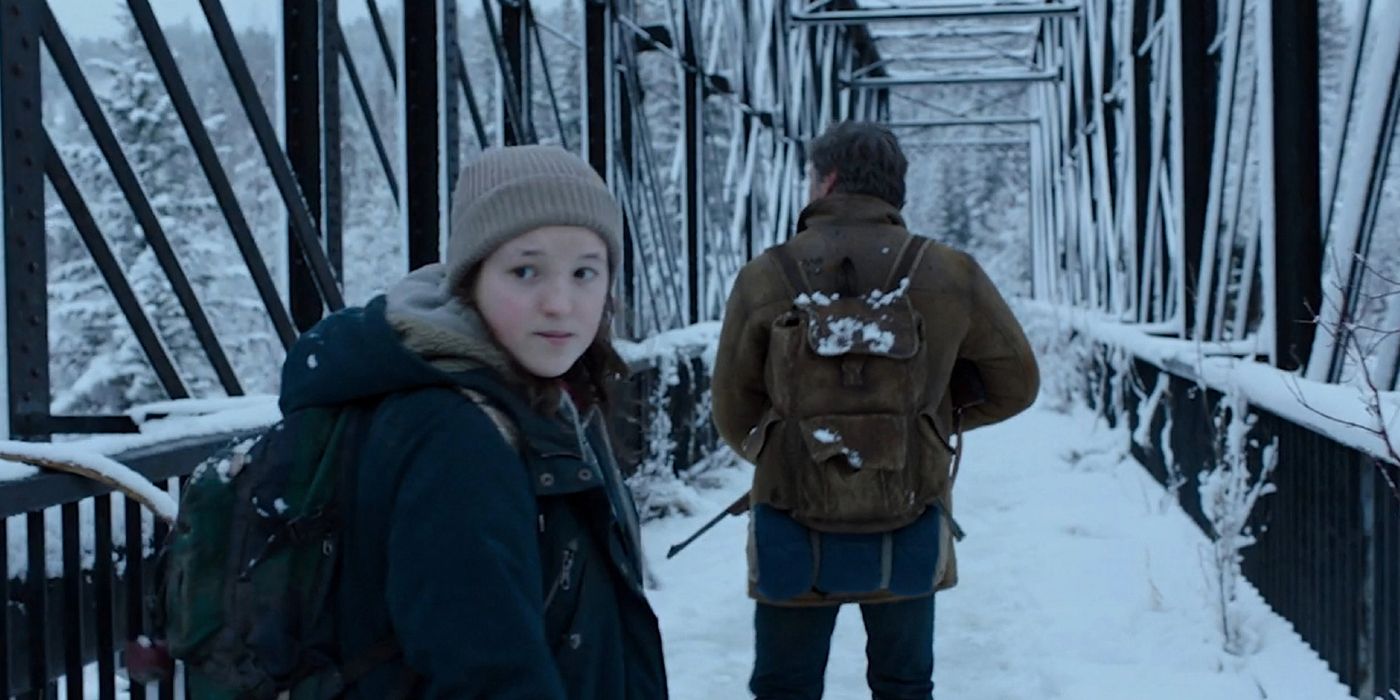 Еллі дивиться назад, поки Джоел оглядає обрій у зимовій частині The Last of Us.
