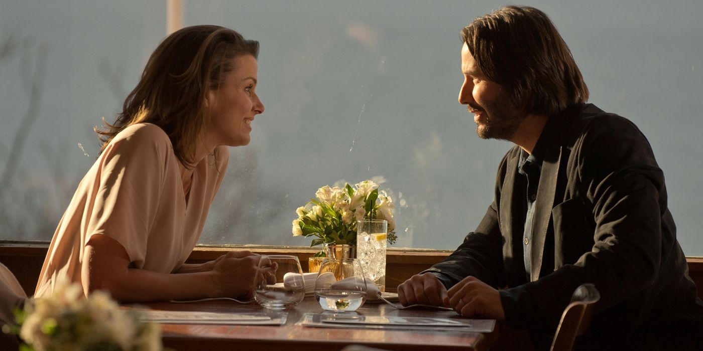 Джон та Хелен сидять за столом обличчям один до одного у фільмі "Джон Уік