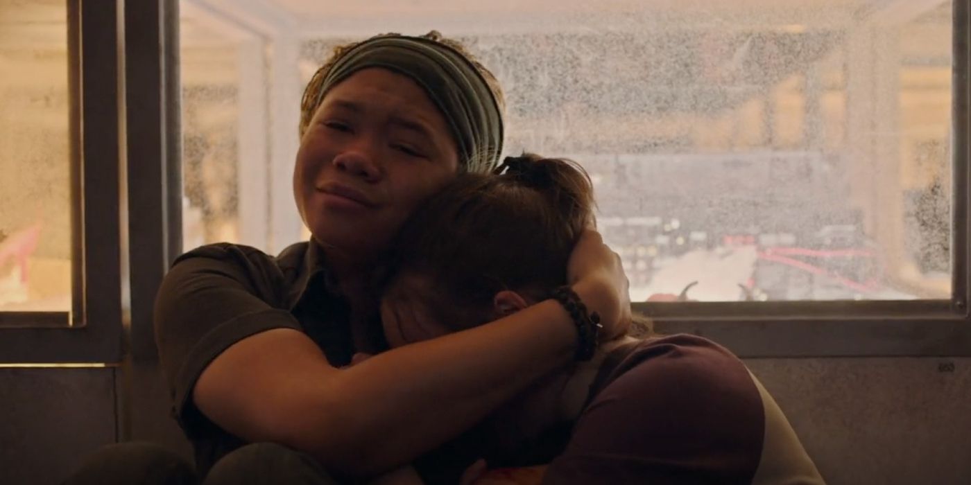 Райли плачет и обнимает Элли в седьмом эпизоде The Last of Us