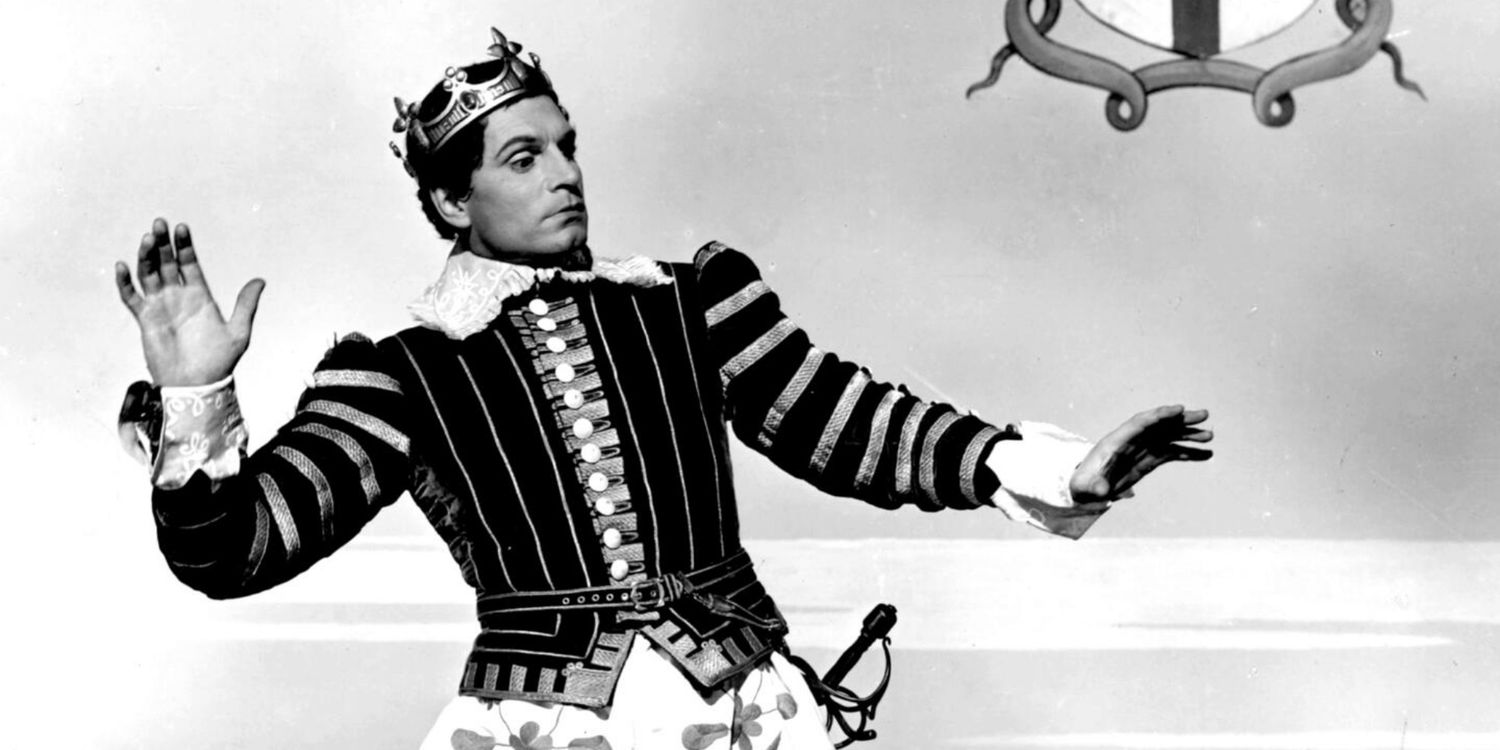 Лоренс Олів'є грає в шекспірівській п'єсі.