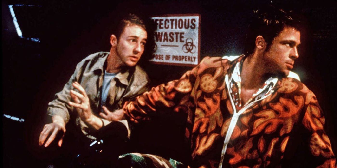 Оповідач і Тайлер Дерден крадуться навколо смітника у фільмі "Бійцівський клуб"