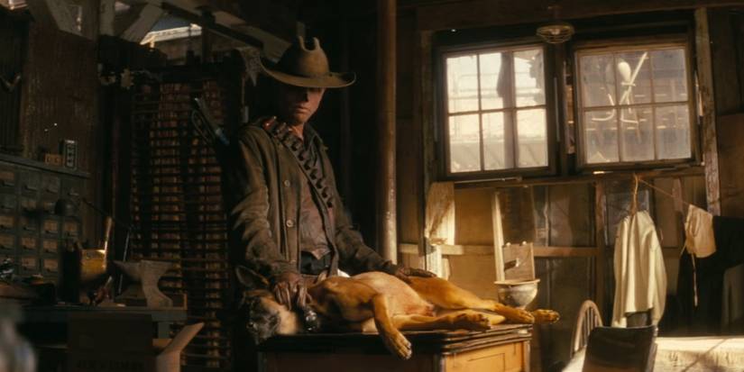 Гуль (Волтон Гоггінз) гладить голову Собаком'ясу, щоб заспокоїти його після поранення у Філлі у Фолауті, перша серія, друга серія
