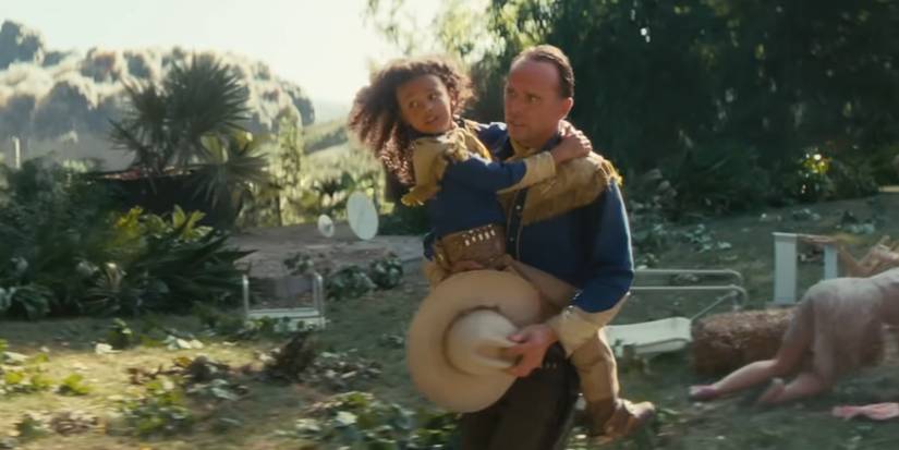 Тіган Мередіт у ролі Джейні Говард та Волтон Гоггінс у ролі Купера Говарда, коли бомби падають у серіалі "Фолаут"