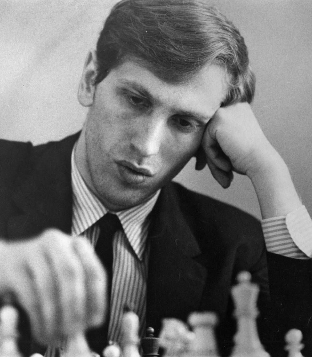 Фишер был крупным чемпионом по шахматам в 1960-х годах, выиграв титул в США, когда ему было всего 14 лет.