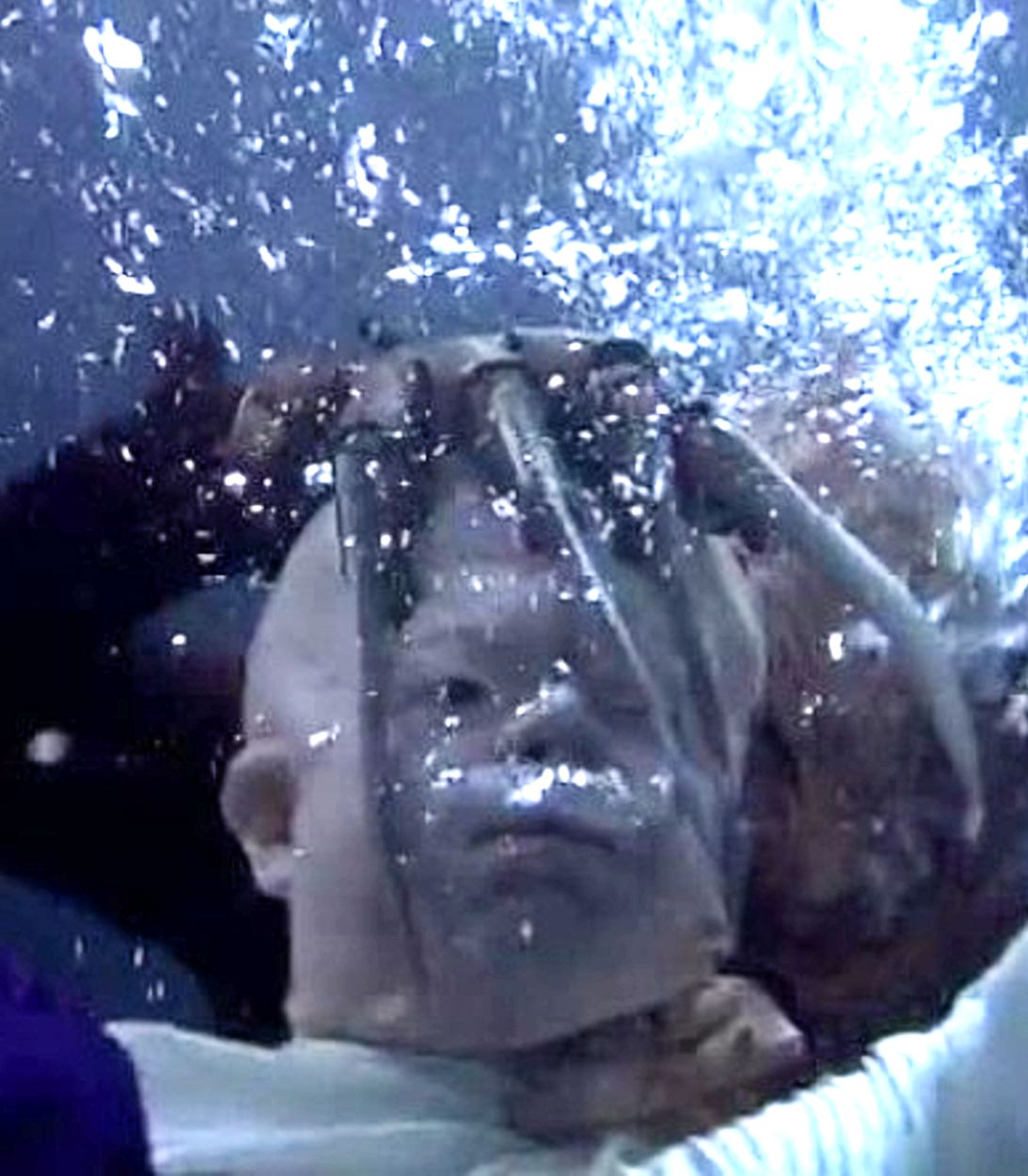 В первоначальном сценарии вода должна была символизировать детский страх Джейсона утонуть.