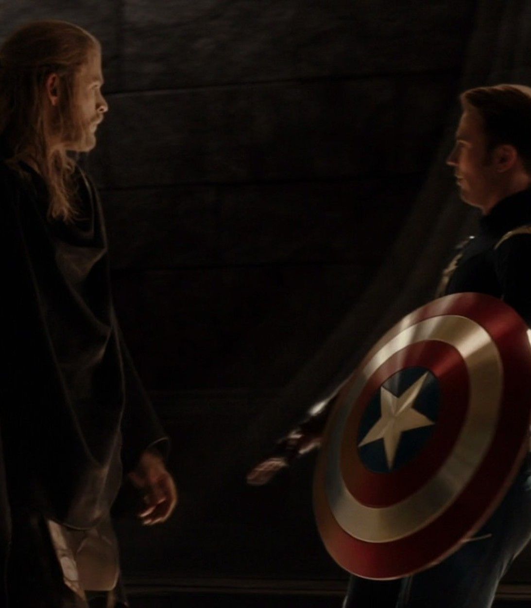 Капитан Америка не сильнее Тора даже с Мьёльниром и сывороткой суперсолдата.